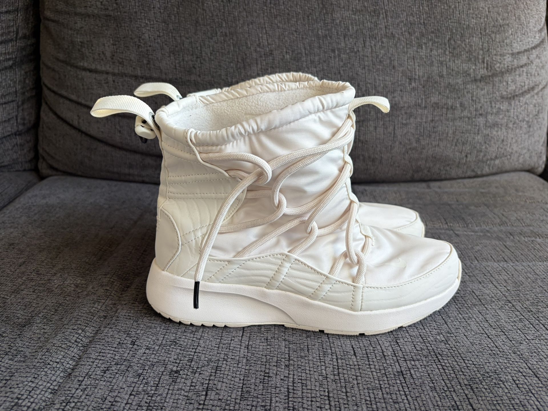 Nike Women's Tanjun Boots Size 8