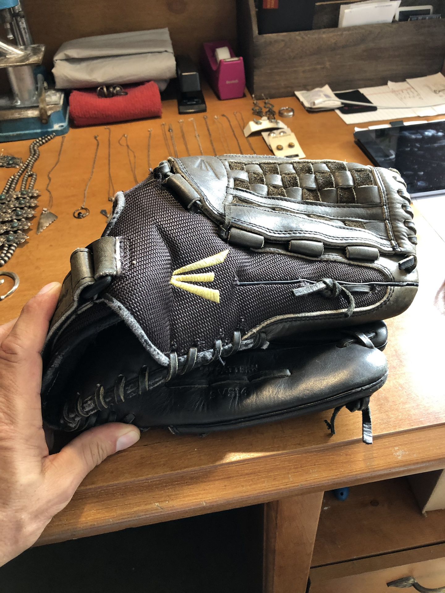 Easton Men’s Baseball Outfielders Glove! 14” Used
