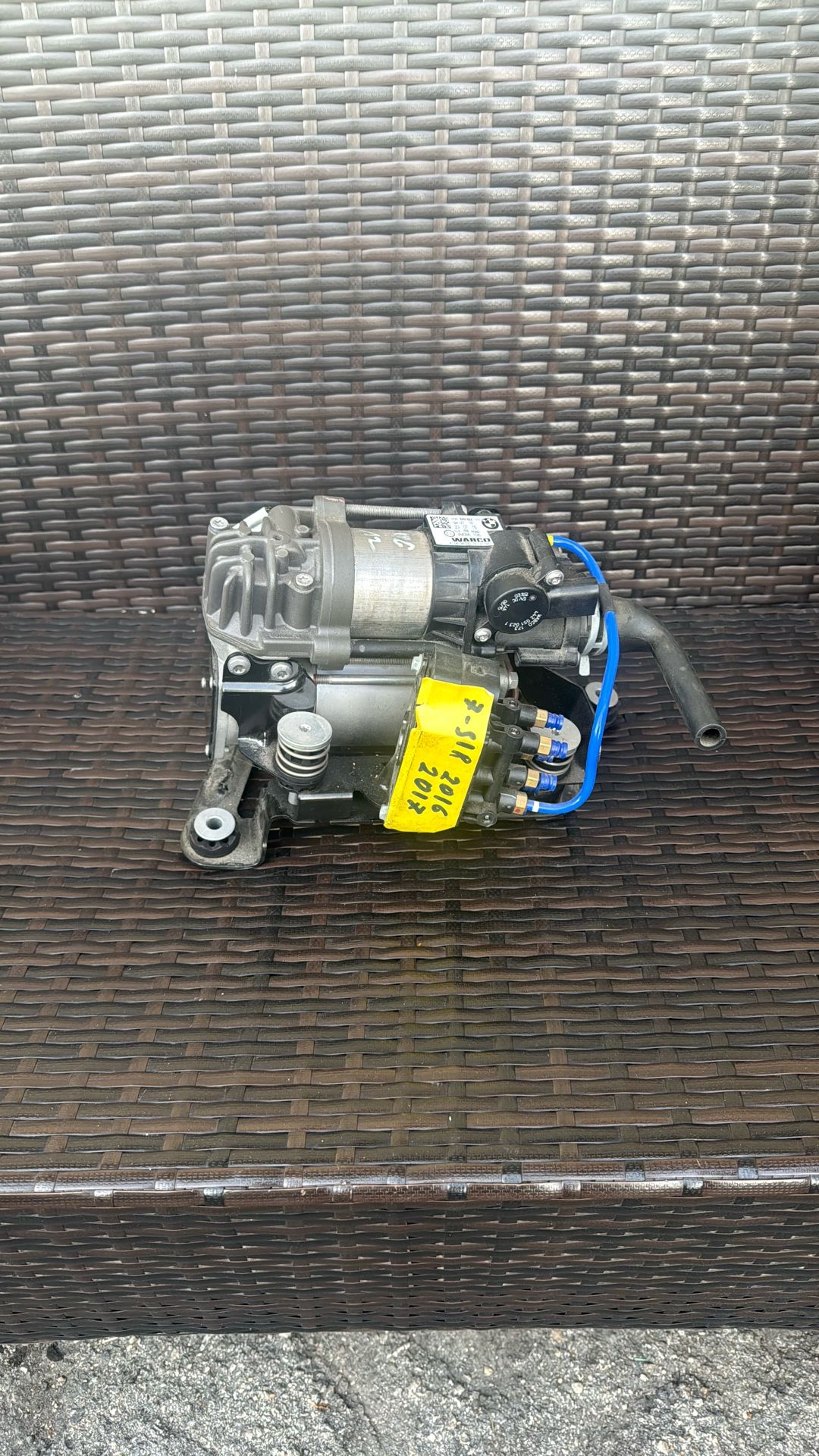 2016 2017 2018 2019 BMW 750i XDRIVE AIR RIDE SUSPENSION COMPRESSOR OEM (contact info removed)1882-03