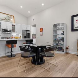 Dining Table With 4 Leather Chairs 