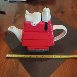 Vtg Snoopy/Doghouse Teapot