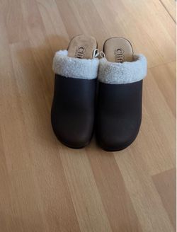 Cliffs by White Mountain Brown Sherpa Lined Faux Leather Clogs - 5 1/2 - like new