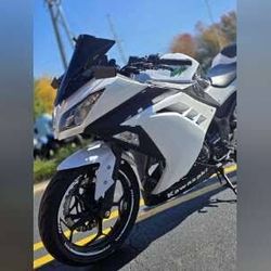 2015 ninja under 2,500 mi like new 1900 cash