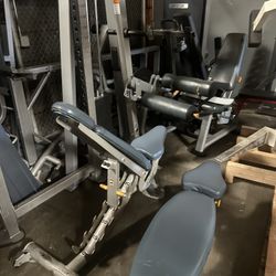 HOIST HEAVY DUTY MULTI ADJUSTABLE BENCH! FLAT AND INCLINE WITH HANDLE AND WHEELS!! READY 4 PICKUP!!