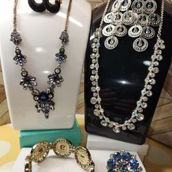 #2123, STUNNING VINTAGE RHINESTONES AND CRYSTAL JEWELRY LOT
