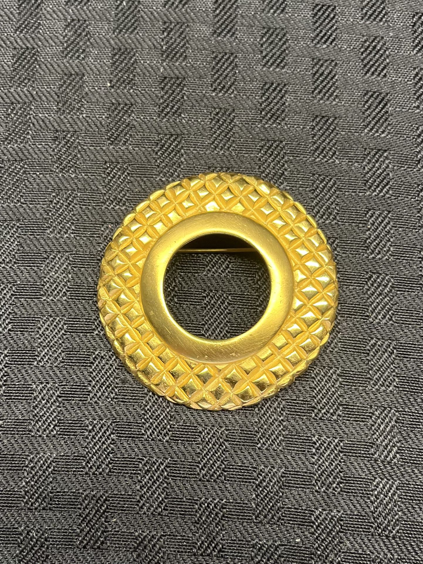 Bijoux Givenchy Gold Tone Metal Runway Brooch Pin