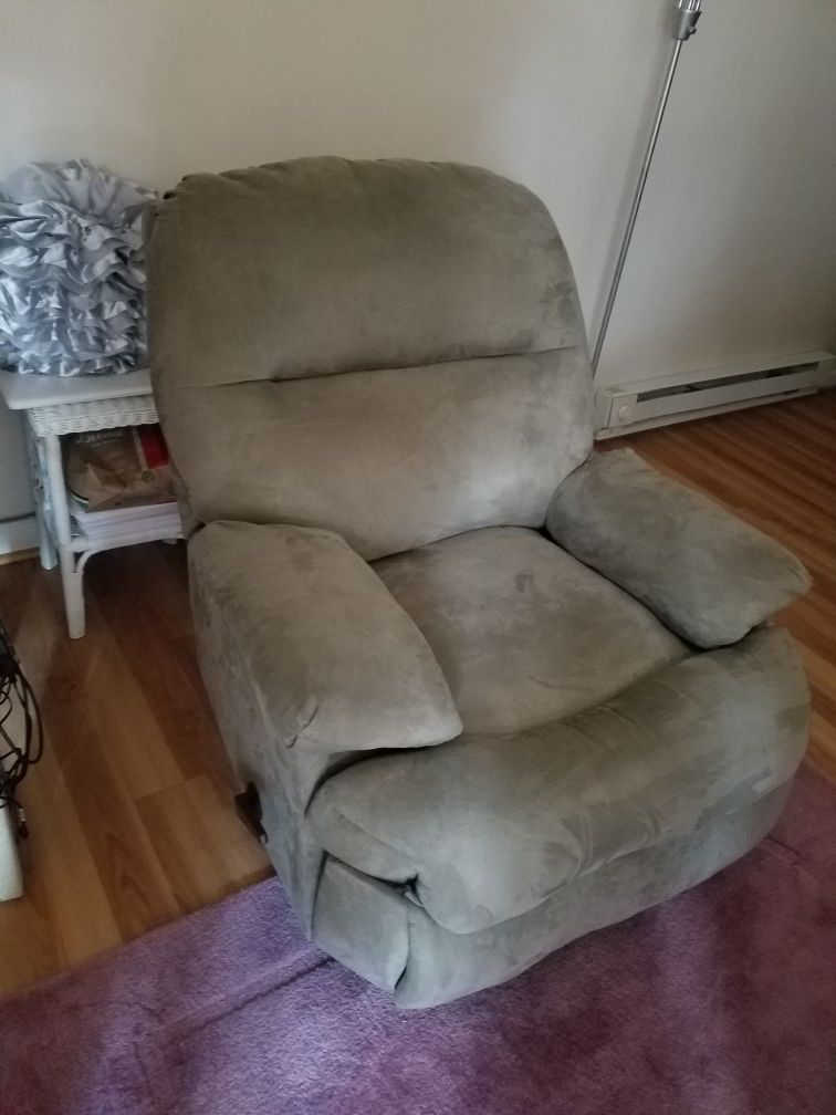 *OBO* Recliner, over sized, good condition, special features, only selling because it's too big for my studio apartment