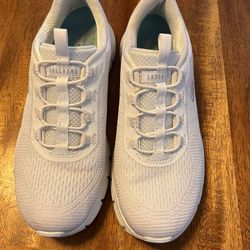White Skechers tennis shoes