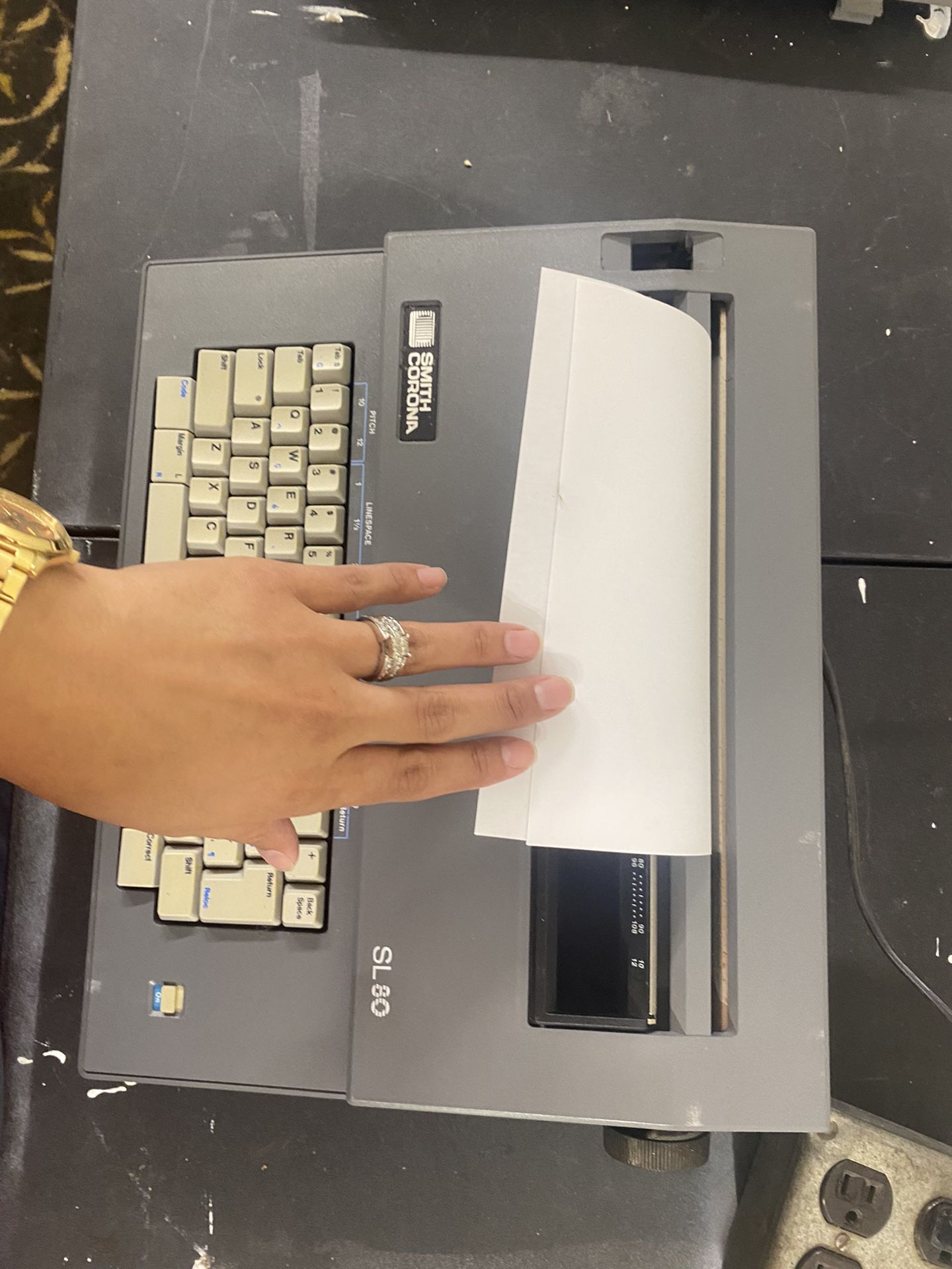 Gray Type Writter In Good Condition 
