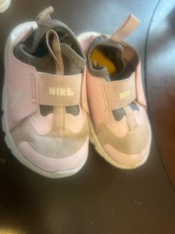 Girls Nike shoes, size 5