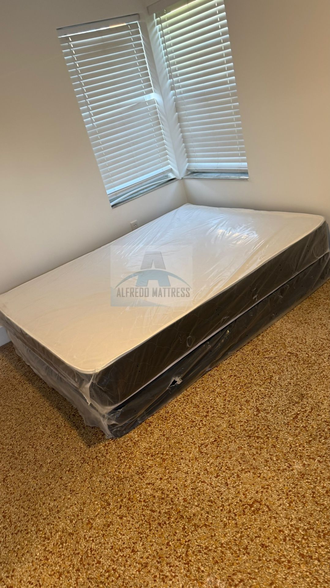 Queen mattress regular set with box spring ( 2pc brand new)