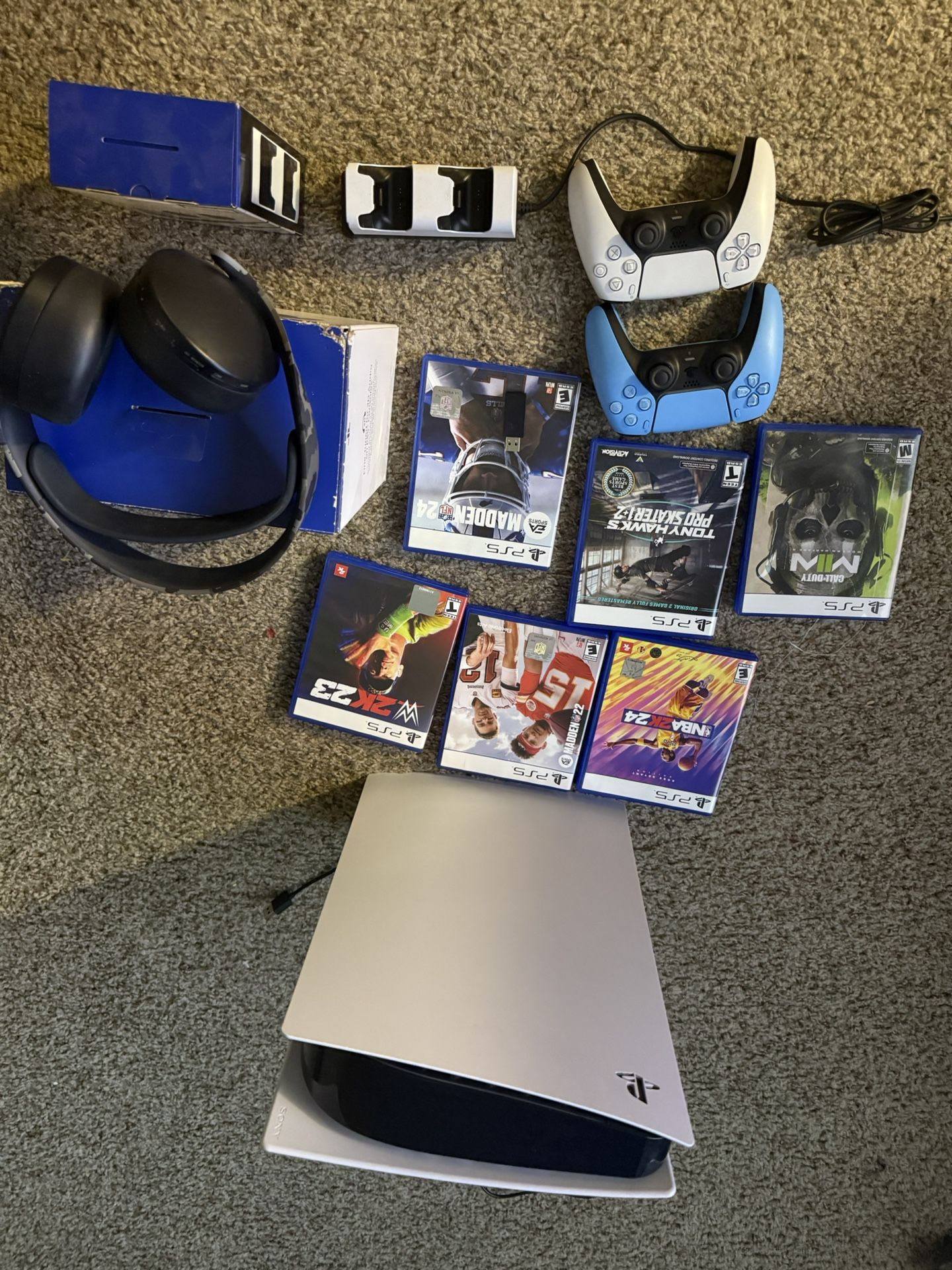 PS5 disk, 2 Controllers, 2 Controller Charging Dock, 3D sound Sony headphones, 6 Games