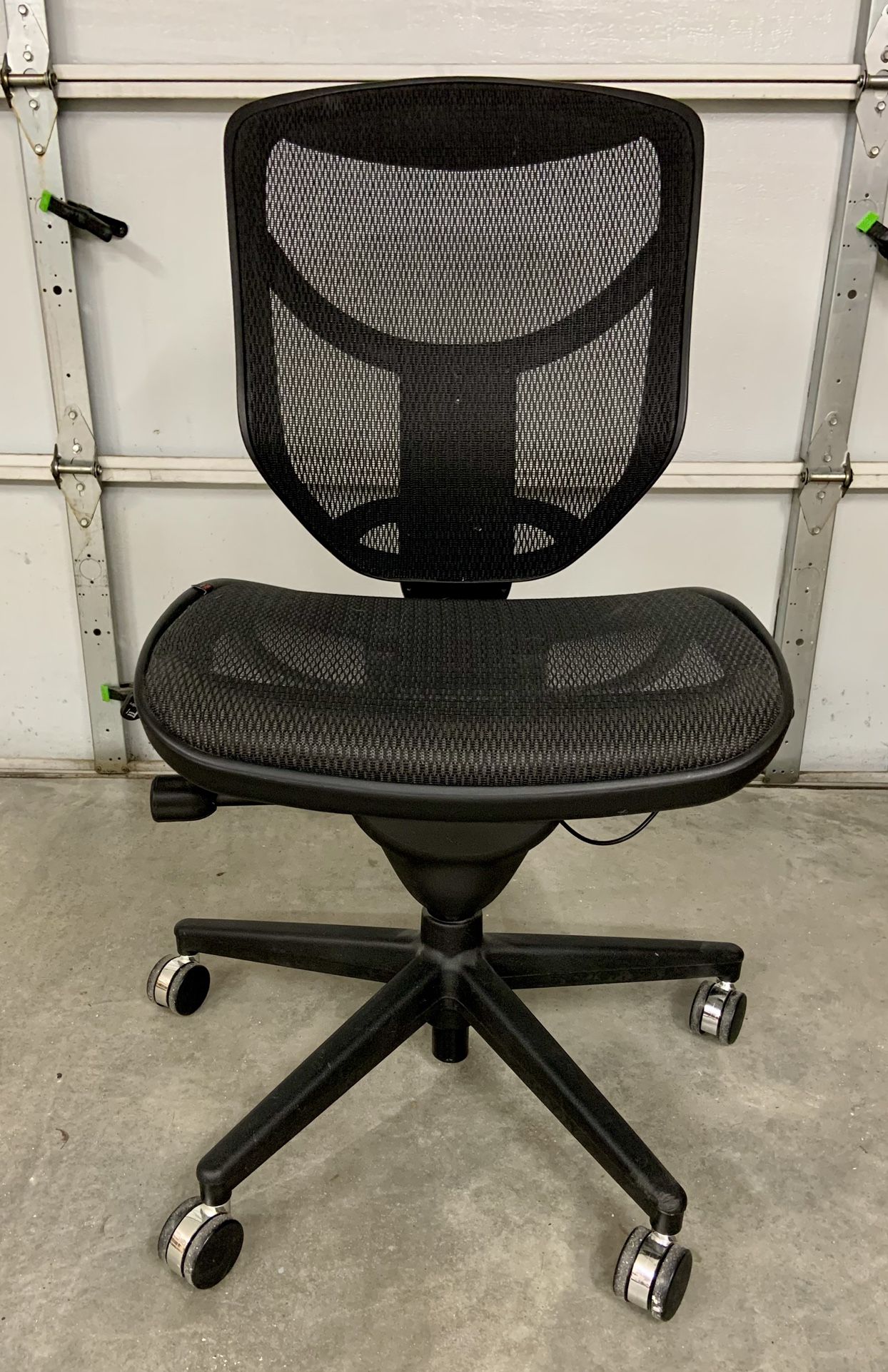 RealSpace Pro (WorkPro) Quantum Ergonomic Office Chair 80% Off Retail Price Like New Condition