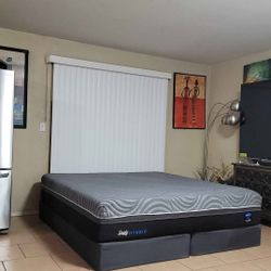 VERY NICE LIKE NEW KING SIZE SEALY POSTUREPEDIC HYBRID MATTRESS AND BOXSPRINGS FOR SALE! IN EXCELLENT CONDITION,  FREE DELIVERY 