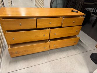 High-quality Stanley Furniture dresser in great condition. L66”W19”H34”