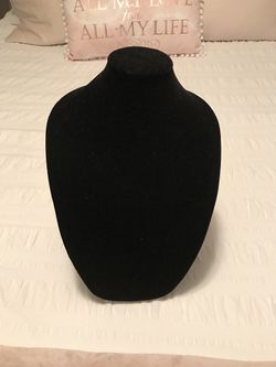 Velvet necklace holder