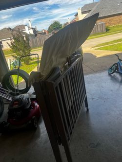 Mini fold up crib