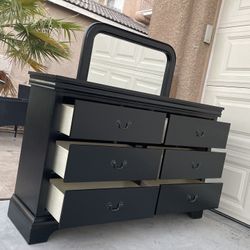 Beautiful Dresser And Mirror Excellent Condition. H32 W58 D16 Free delivery