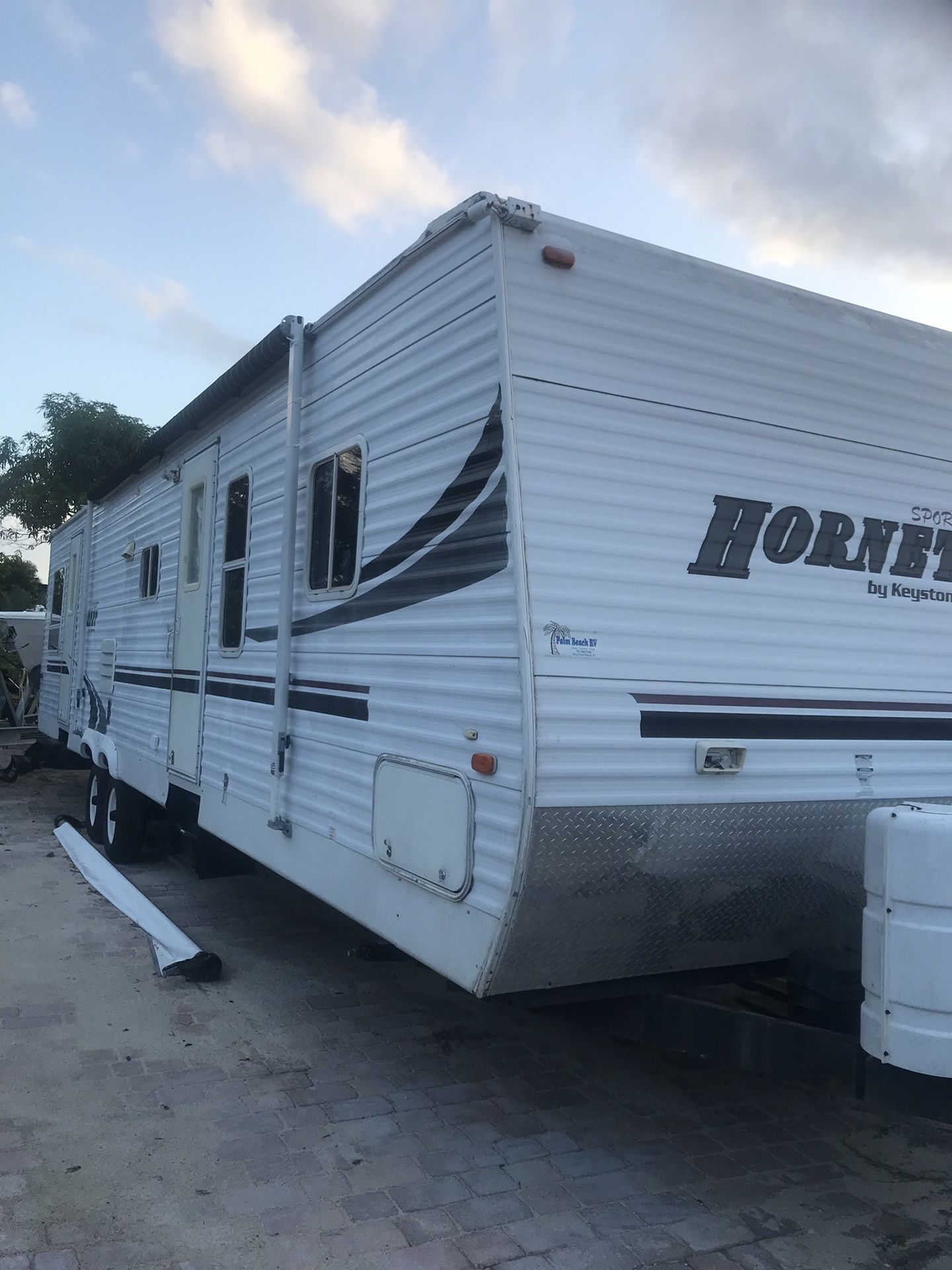 RV Hornet 2006 white 2 bedroom windows bath, excellent distribution, two doors exit for each bedroom , good gas kitchen microestructura, home refrig