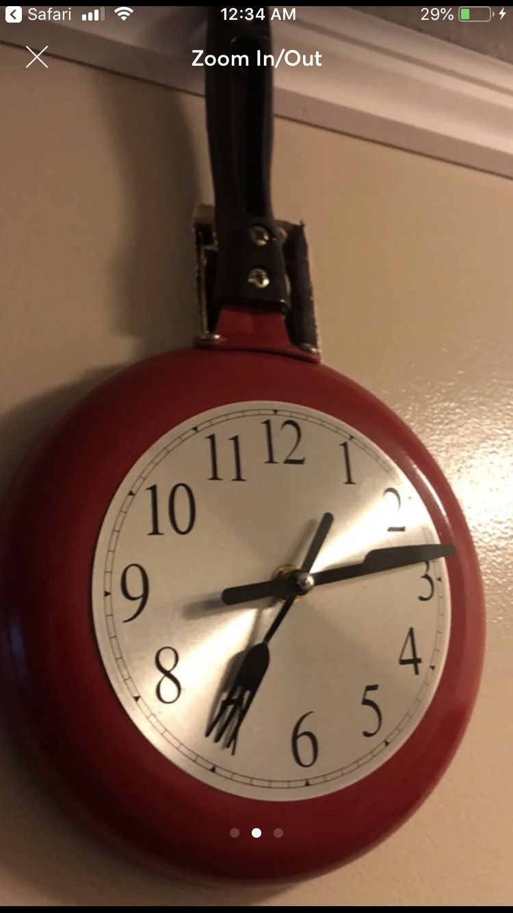 Clock shaped as a frying pan