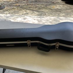 The Road Runner RRMELP molded guitar case is a durable ABS hardshell case designed for single-cutaway electric guitars like the Gibson Les Paul.