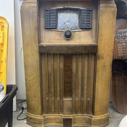 Vintage Console Tube Radio.