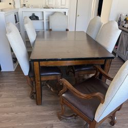 Dining room table And Chairs 