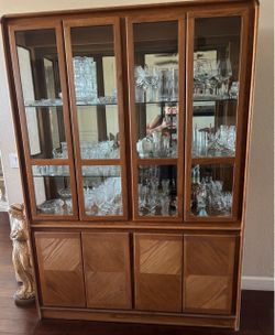 Beautiful Solid Wood China Cabinet – Vintage – Excellent Condition by