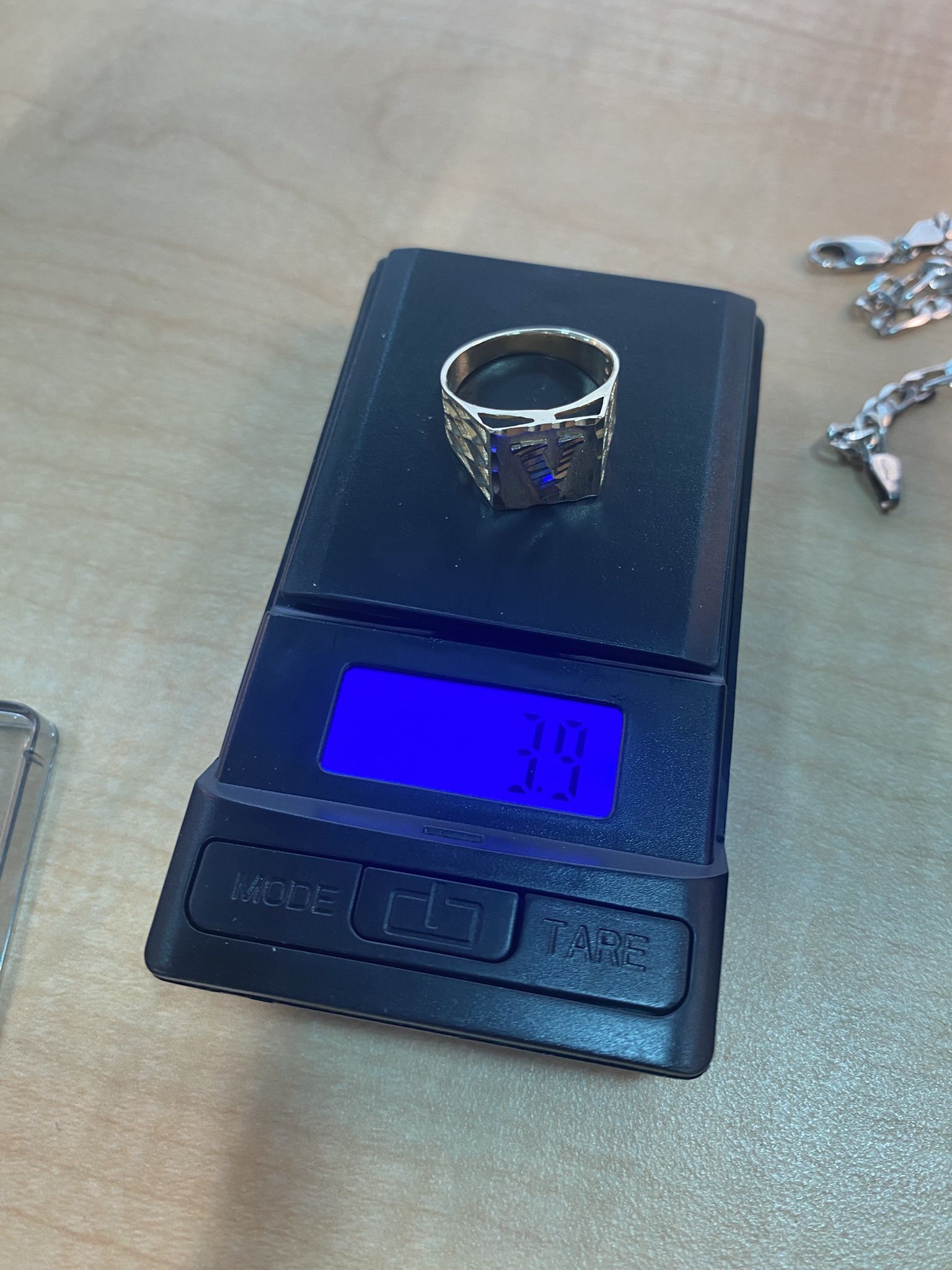 10k ‘V’ Letter Ring