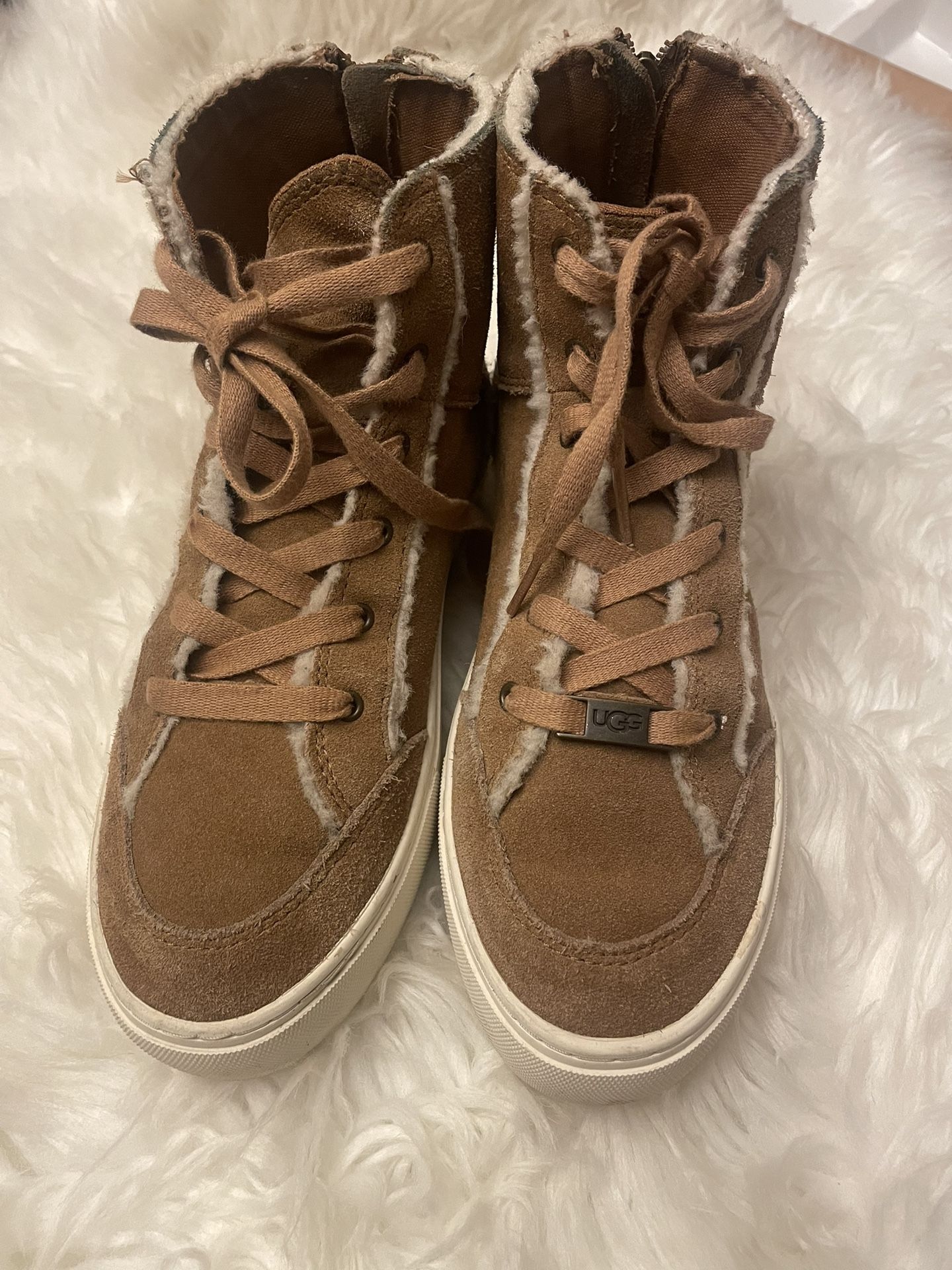 Ugg Sneakers 7.5