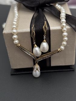 Pearl necklace and earrings set