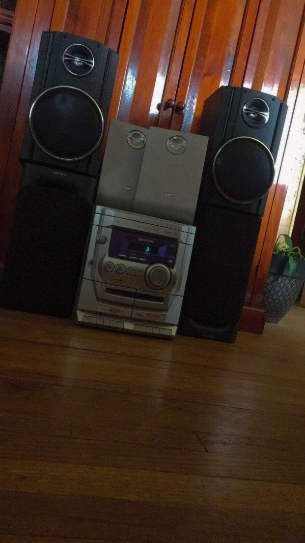 Sony Stereo System Cd Player, Am Fm Radio And Casette Player, Comes With 6 Speakers Needs a Antena