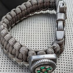 Paracord bracelet with built-in compass