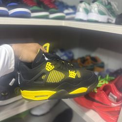 Thunder 4 Size 7.5 Men 9 Woman Vnds 