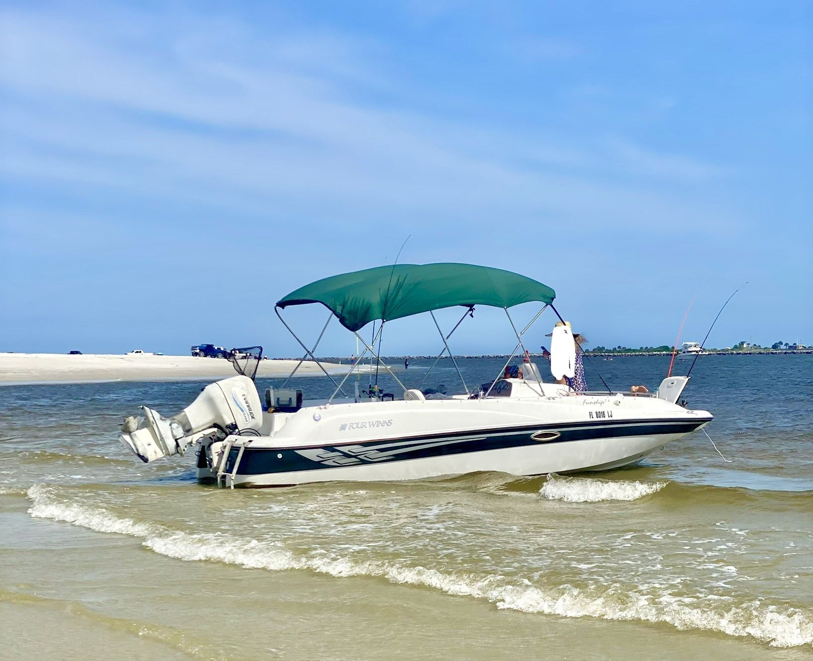 Boat FOUR WINNS (OMC) year 2000, in excellent condition, working normally, automatic and comes with the trailer