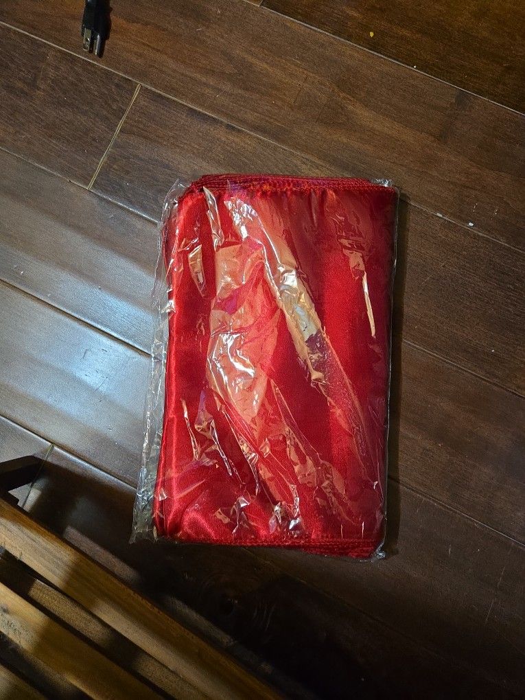 10 Red Table Runners