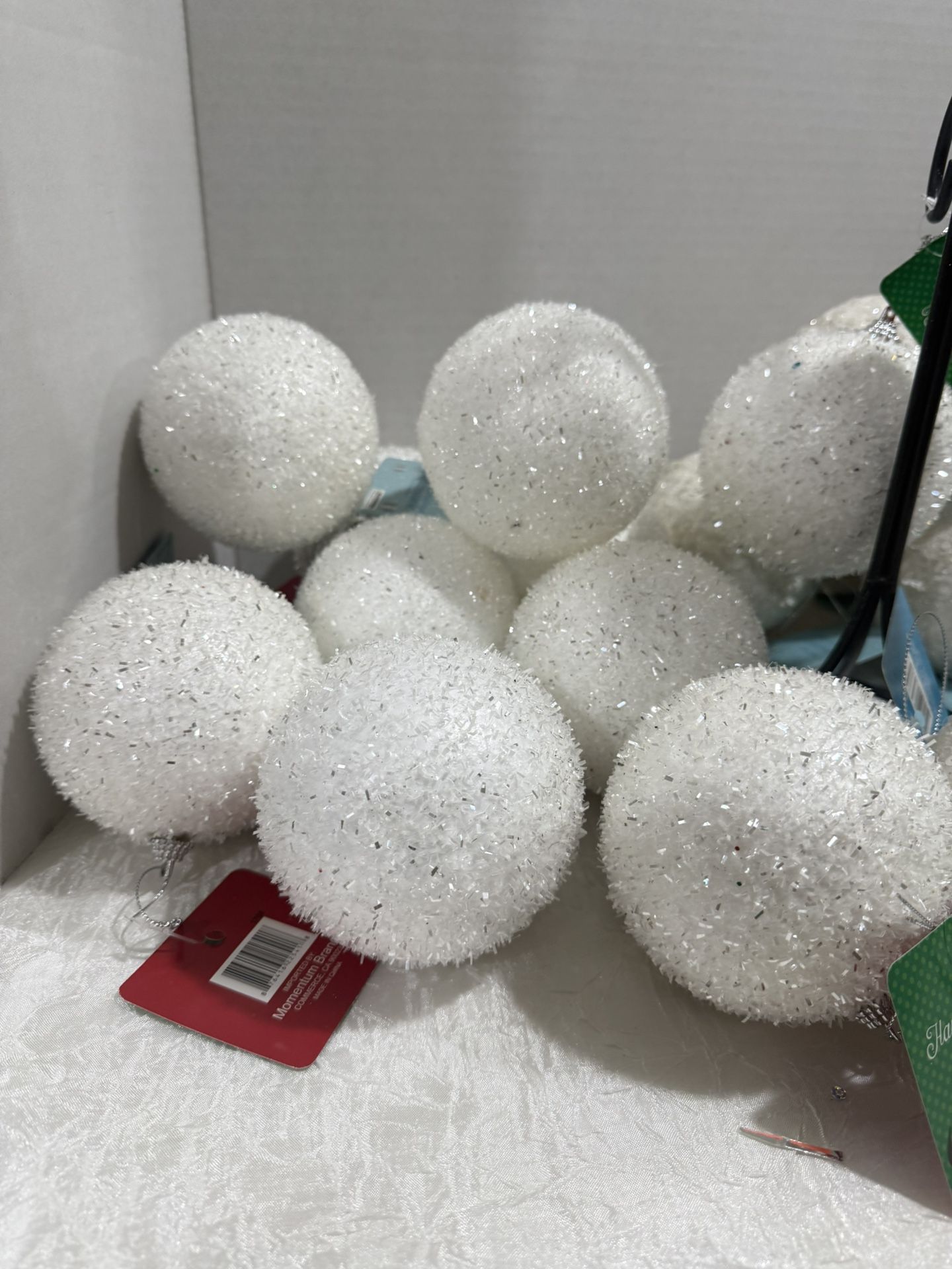 Christmas Ormanents shatterproof size 3.94” Round total 22 pcs