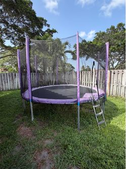 12’ trampoline with net and ladder