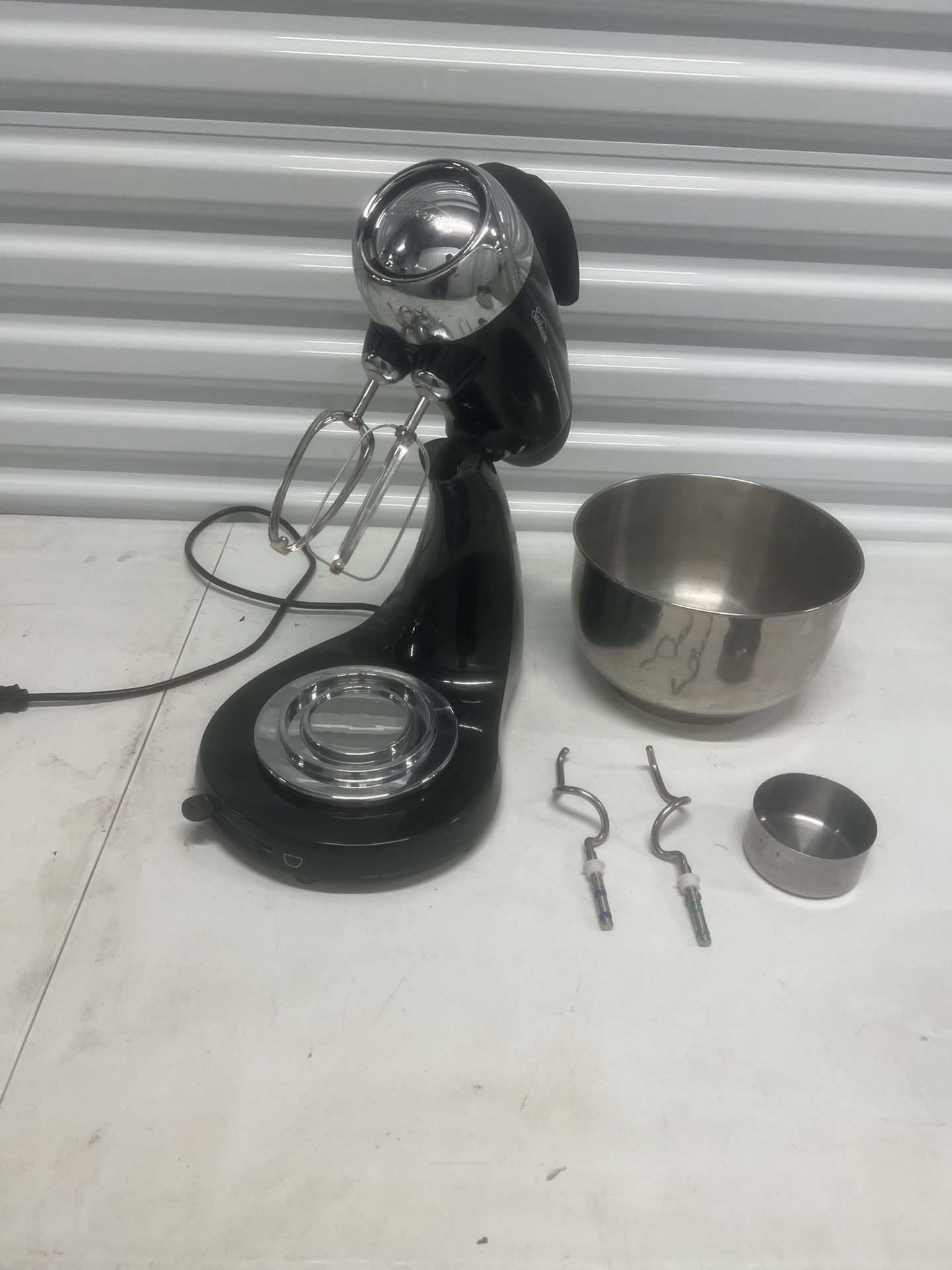 Sunbeam Mixmaster Heritage Series Model 2353 Black Stand Mixer w/Bowls & Beaters. Please note that the small cup is a measuring cup and the 4 bowls ar