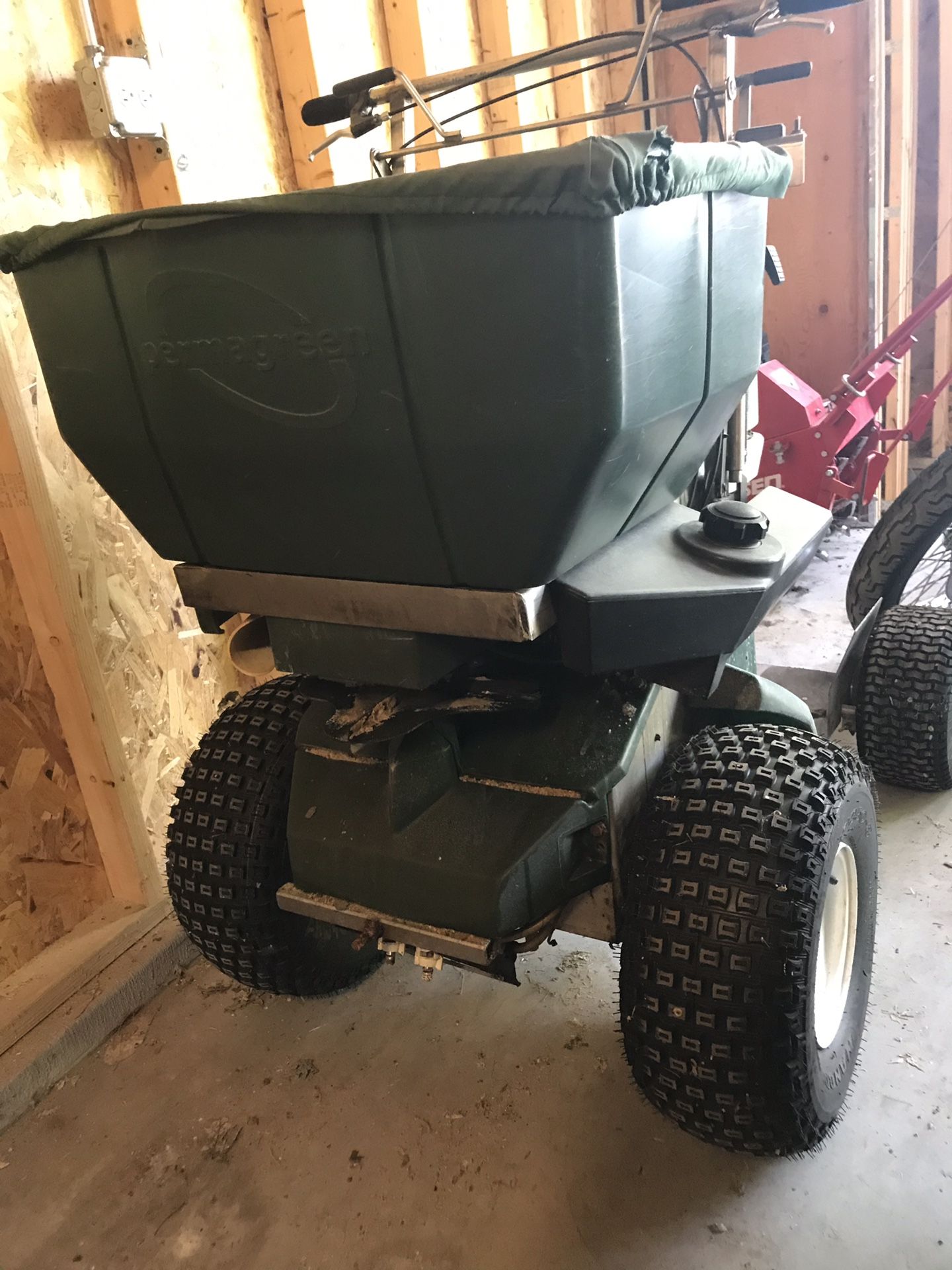 PermaGreen Magnum spreader/sprayer for Sale in Elwood, IL OfferUp