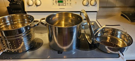 Stainless steel stock pot with steamer and pasta strainer with lid
