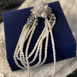 Luxurious Pearl Necklace with Brooch