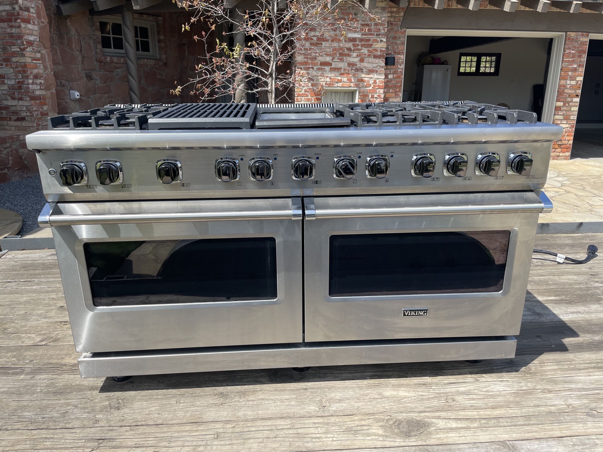 Viking Range - 60” Dual Fuel Range - VDR560