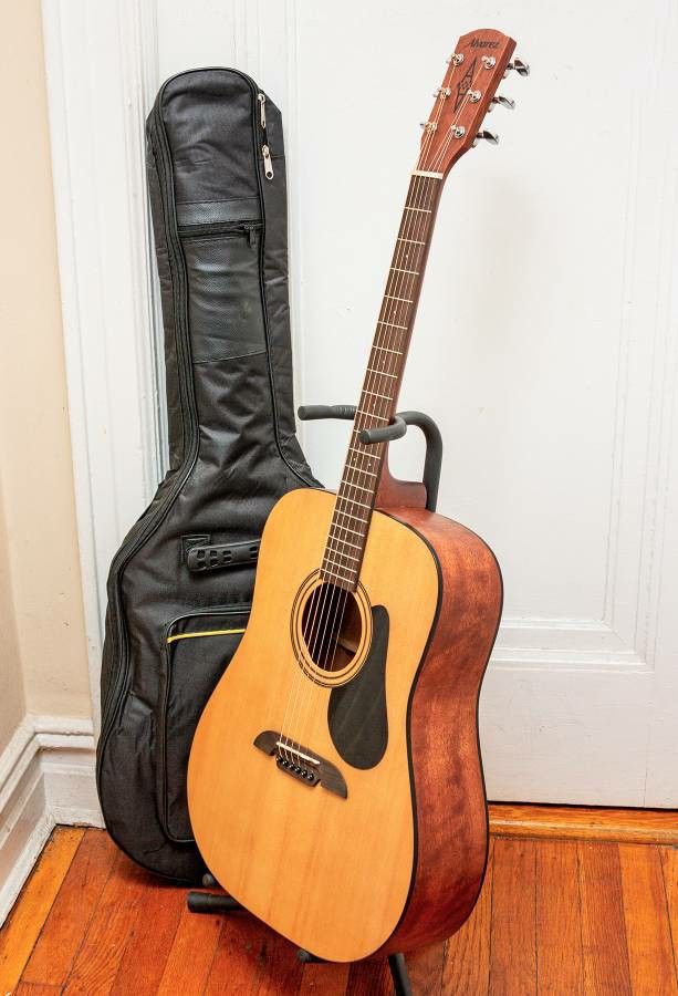 Mnt Alvarez RD-120 Spruce Top Acoustic Guitar & Gigbag