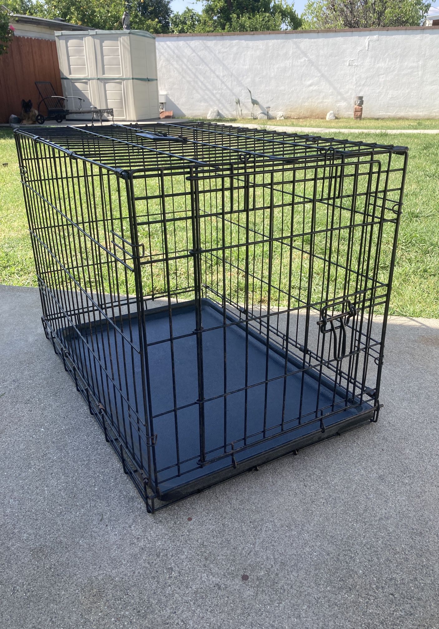 Dog Crate- Metal- Has Bottom Tray & Carry Handle! Good Condition & Clean! 