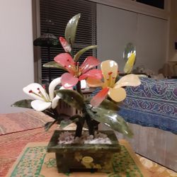 ORIENTAL DECOR A SMALL JADE STONE FLOWER 