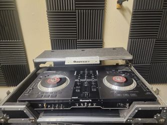 Numark NS7 DJ Turntable Mixer With Case