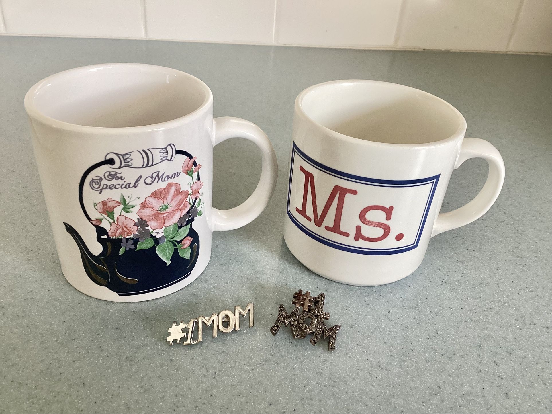 2 Ceramic Coffee Mugs Mother’s Day + 2 #1Mom Pins / Brooches Mother’s Gifts