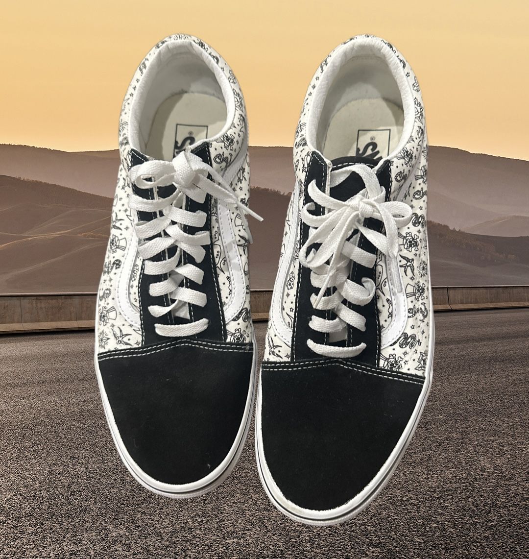 VANS OLD SKOOL SNEAKERS IN BLACK AND WHITE CANVAS SUEDE SIZE 12. 
