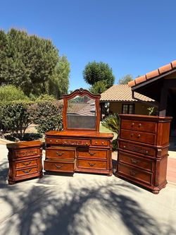 Beautiful 6-Piece Bedroom Set  See pictures for item details  (Read Description)